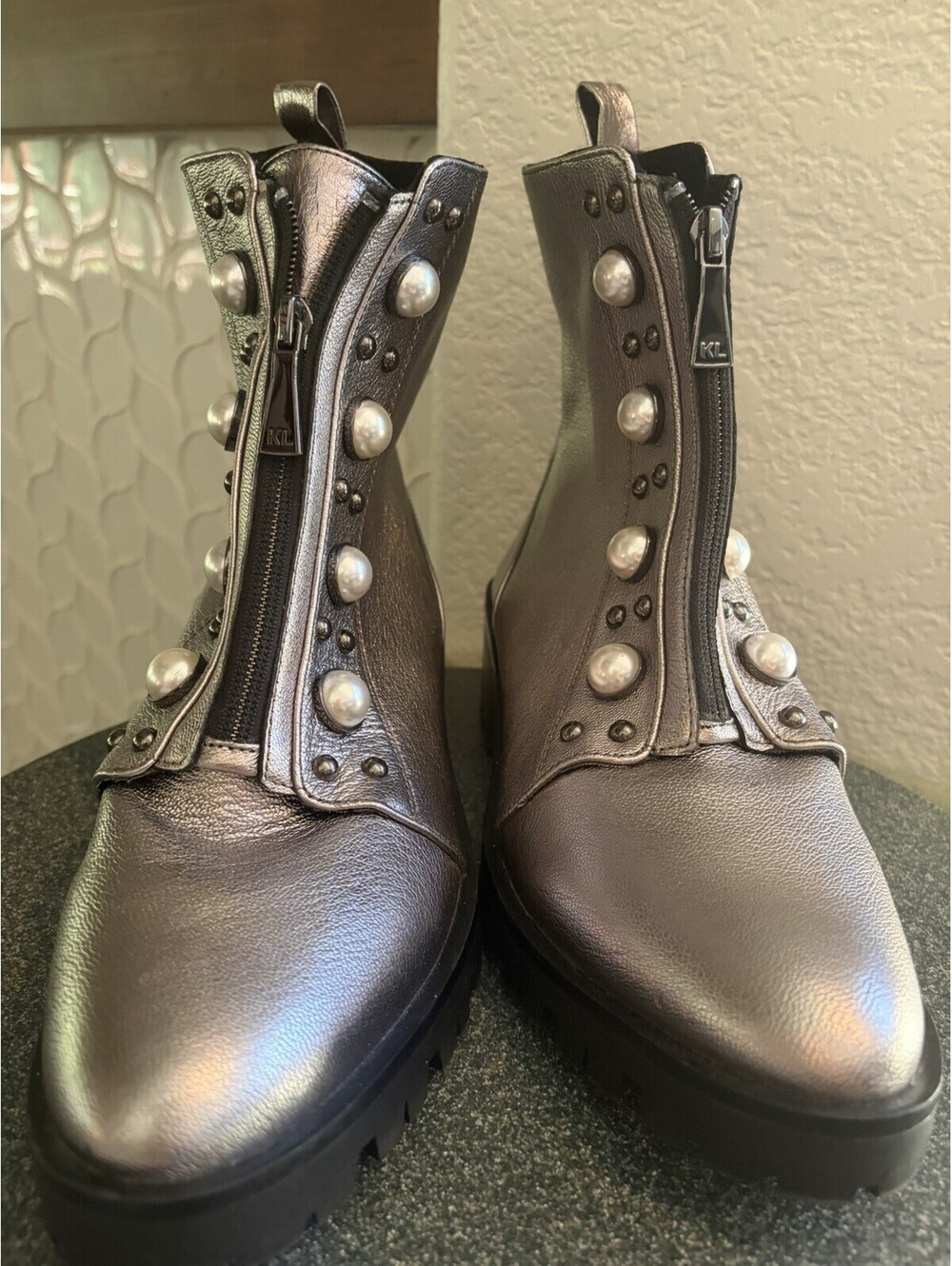 Karl Lagerfeld Paris Sz 10Payden Combat Boot Metallic Silver, Pearl